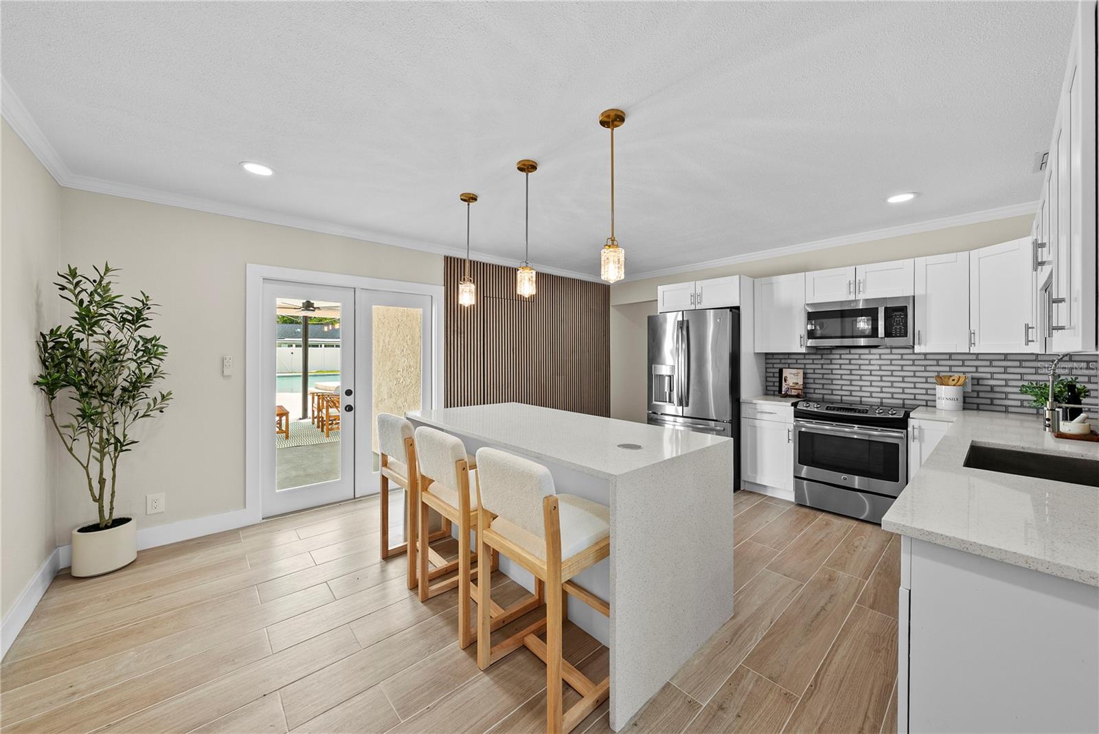 Image 8 of 37 For 734 Lynndale Street N