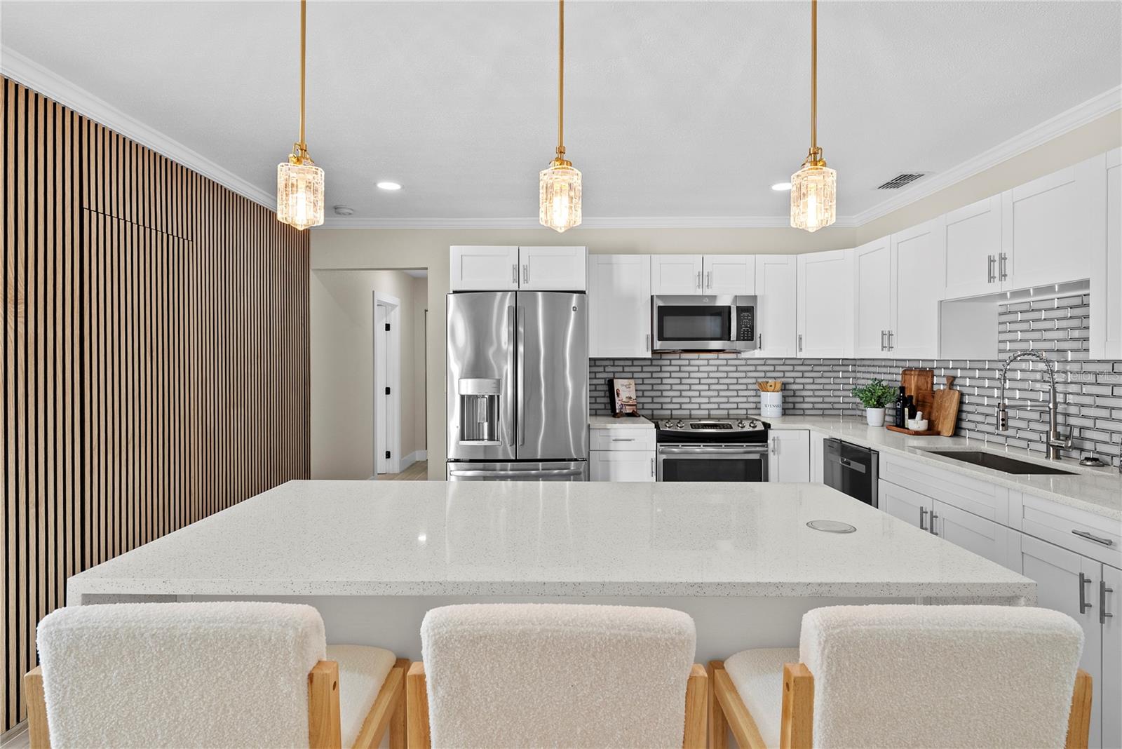 Image 9 of 37 For 734 Lynndale Street N