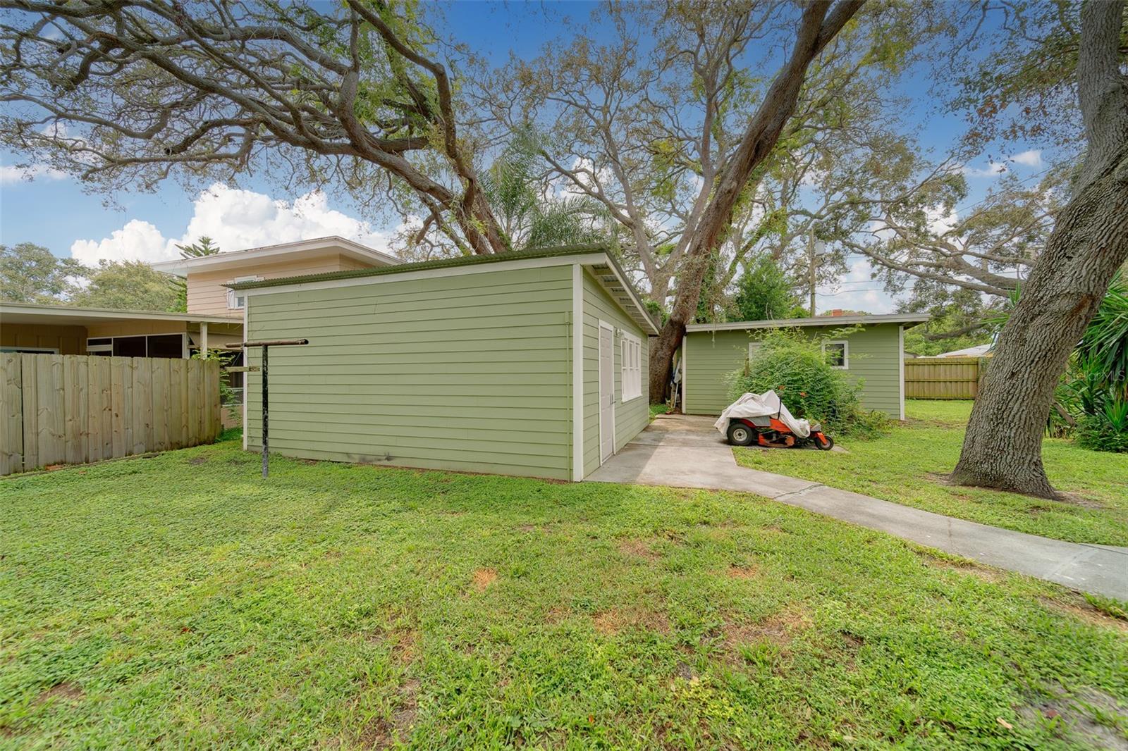 Listing photo id 12 for 107 7th Avenue Se