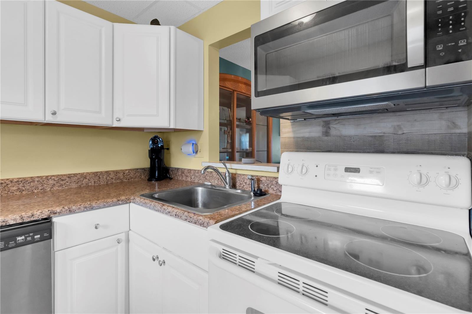 Image 11 of 33 For 11485 Oakhurst Road 207