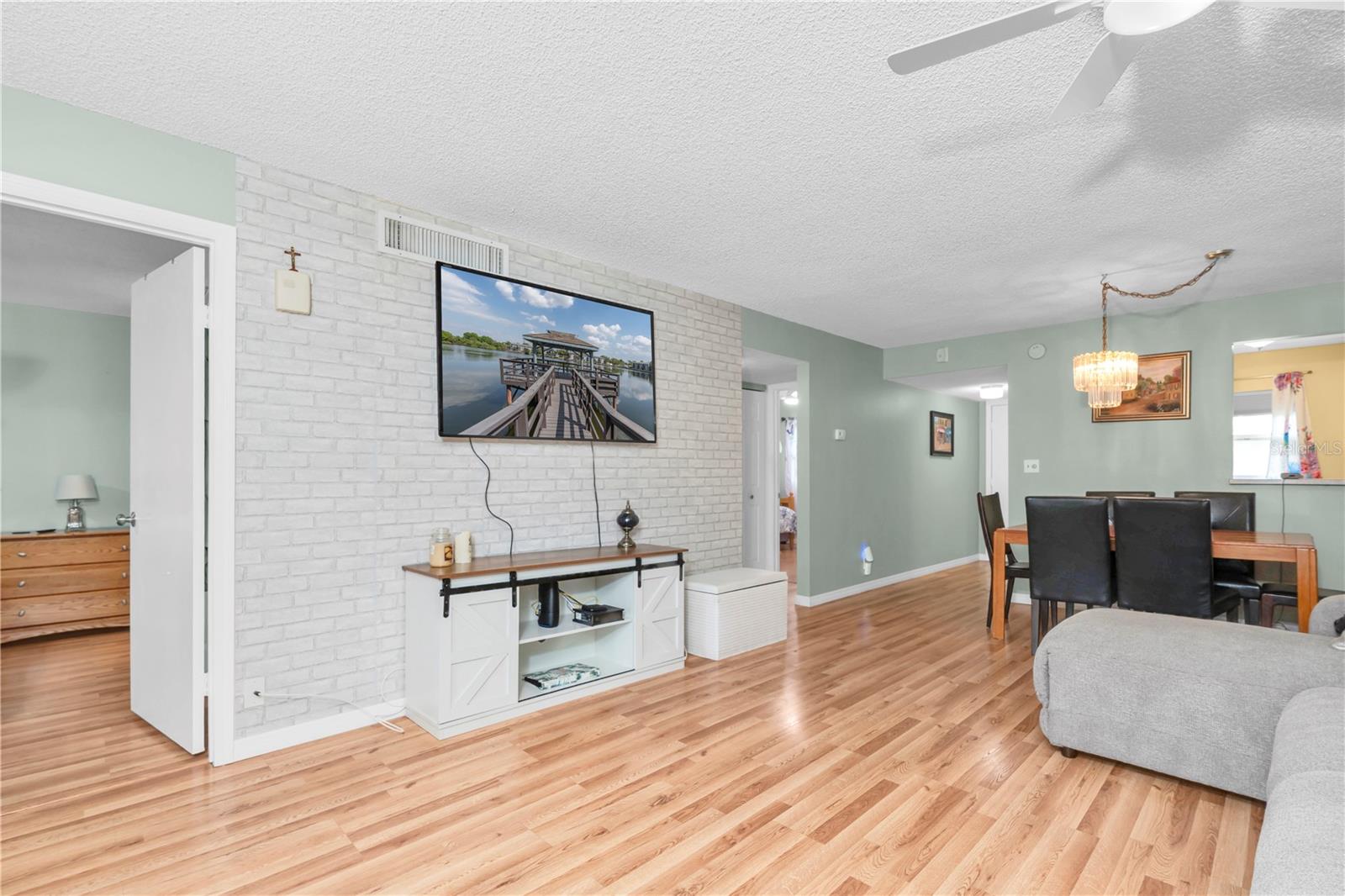 Image 7 of 33 For 11485 Oakhurst Road 207