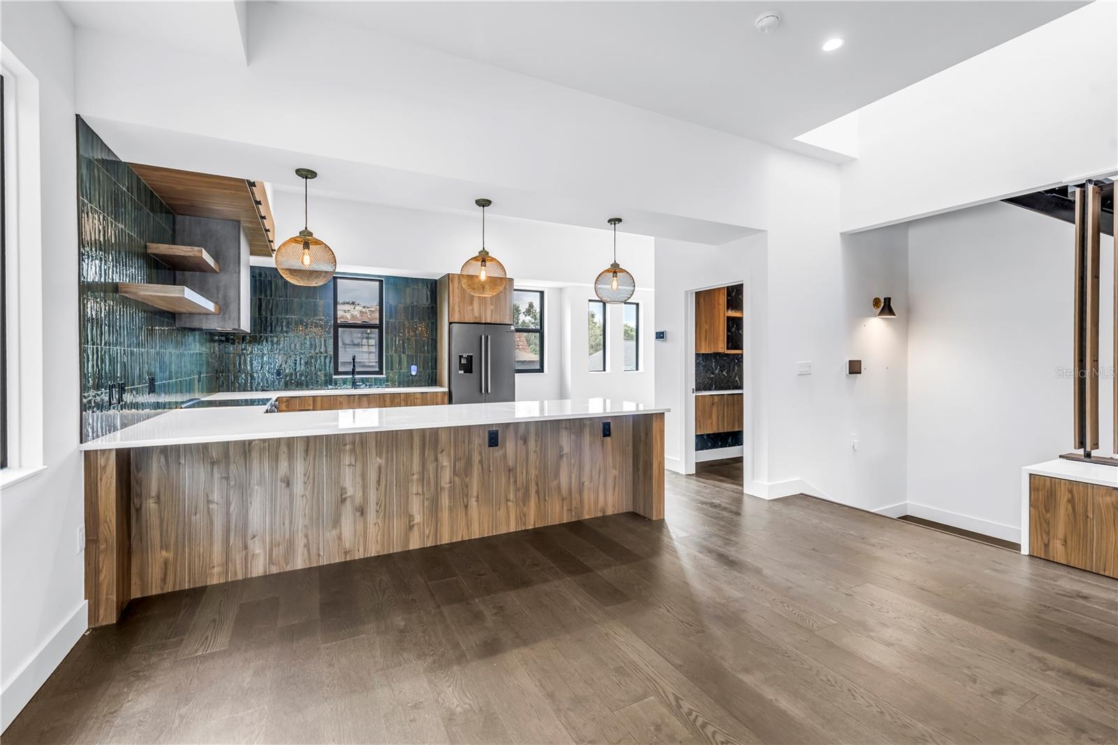 Image 13 of 72 For 409 Oak Avenue 9