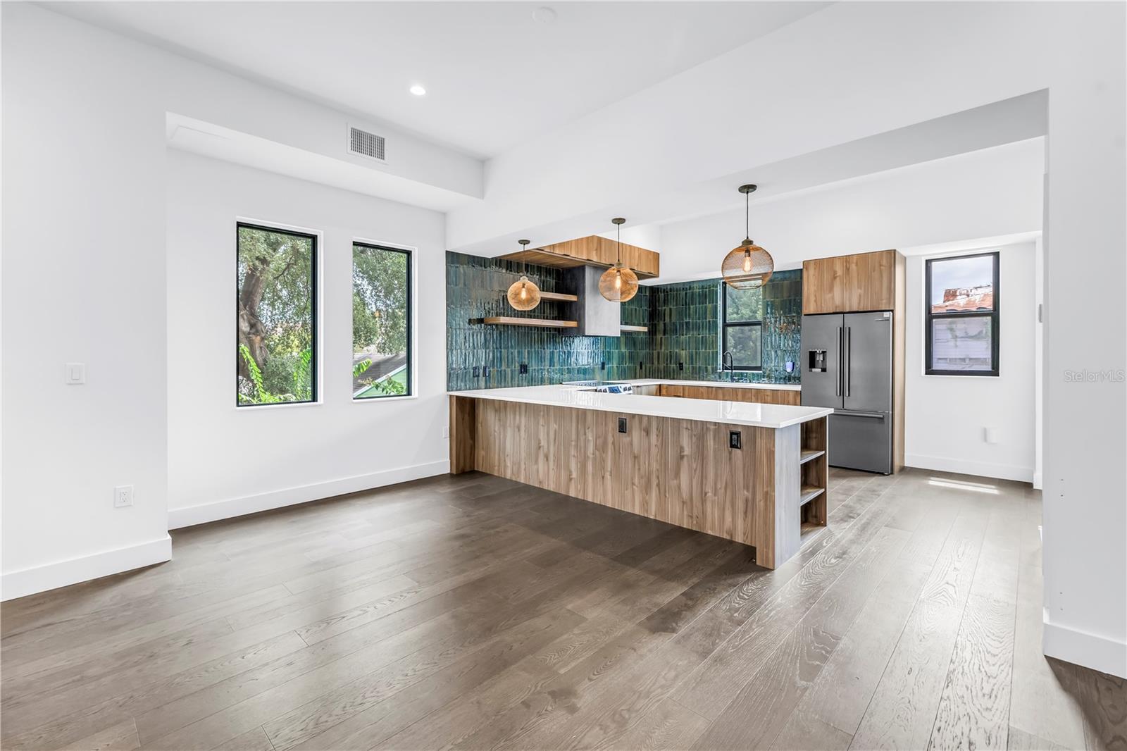 Image 16 of 72 For 409 Oak Avenue 9