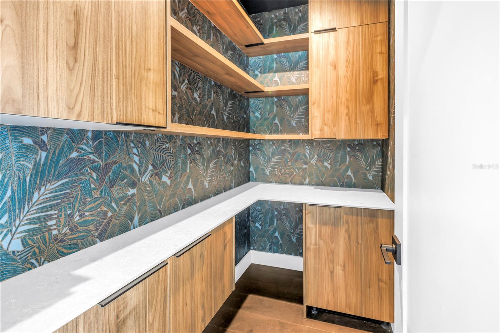 Image 17 of 72 For 409 Oak Avenue 9