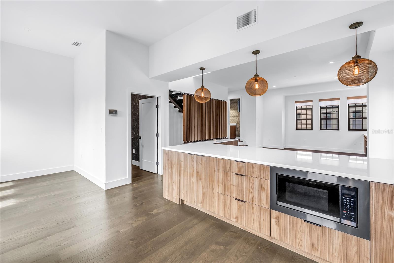 Image 20 of 72 For 409 Oak Avenue 9