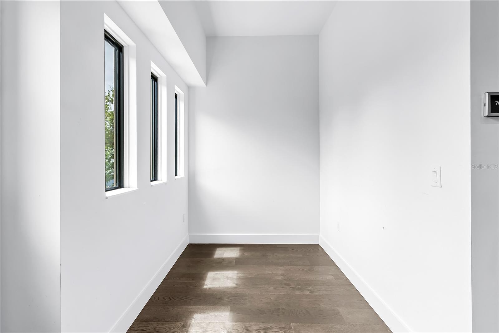 Image 21 of 72 For 409 Oak Avenue 9