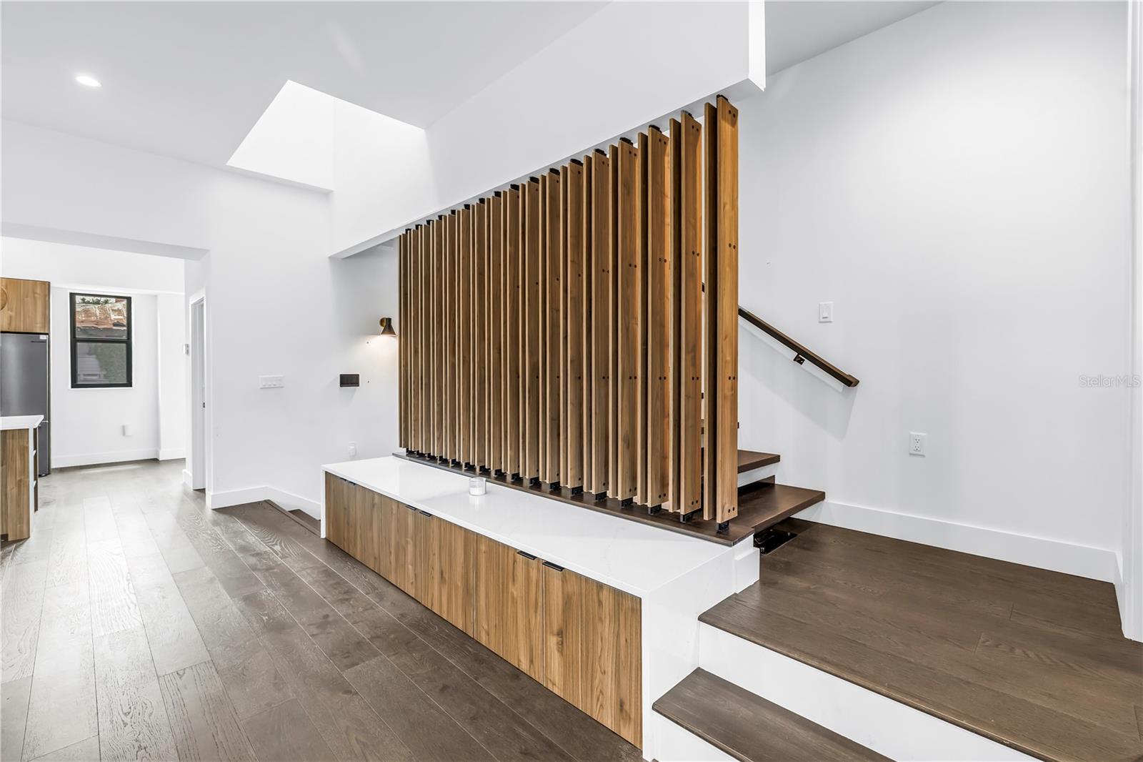 Image 30 of 72 For 409 Oak Avenue 9
