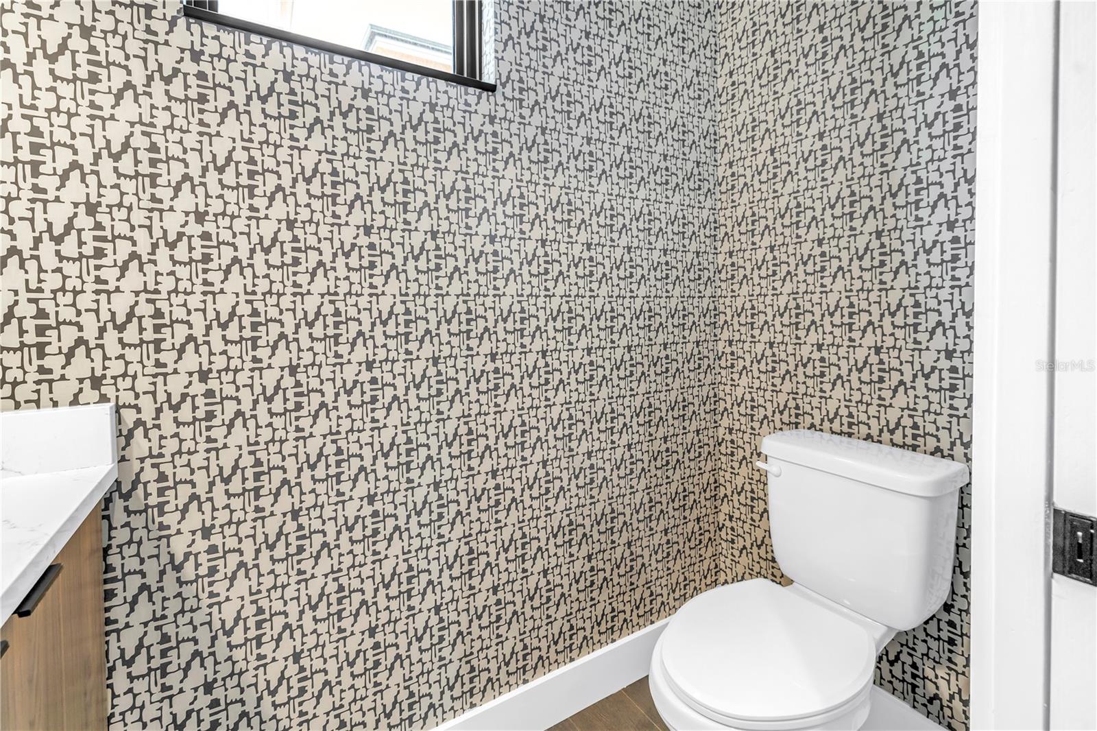 Image 33 of 72 For 409 Oak Avenue 9