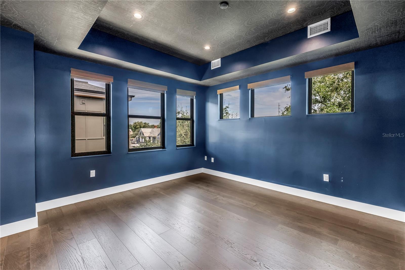 Image 34 of 72 For 409 Oak Avenue 9