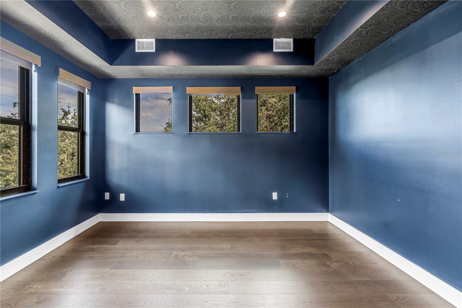 Image 39 of 72 For 409 Oak Avenue 9