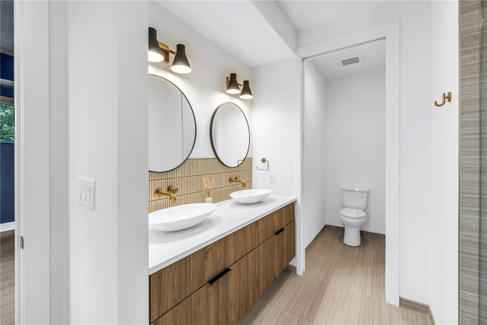 Image 42 of 72 For 409 Oak Avenue 9