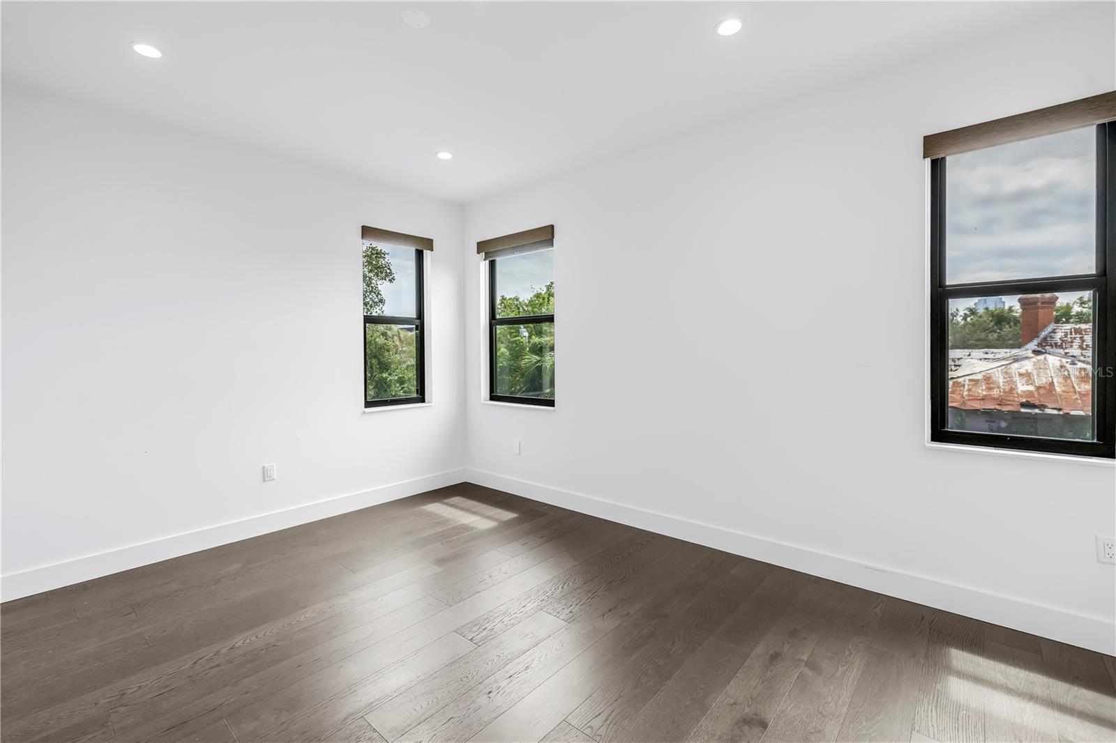 Image 49 of 72 For 409 Oak Avenue 9