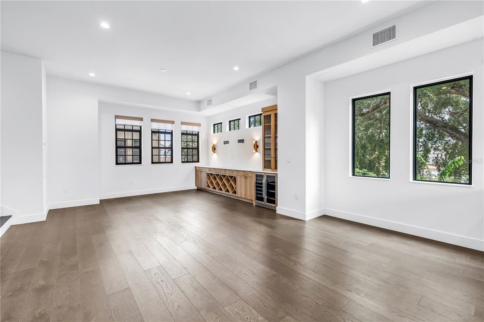 Image 5 of 72 For 409 Oak Avenue 9