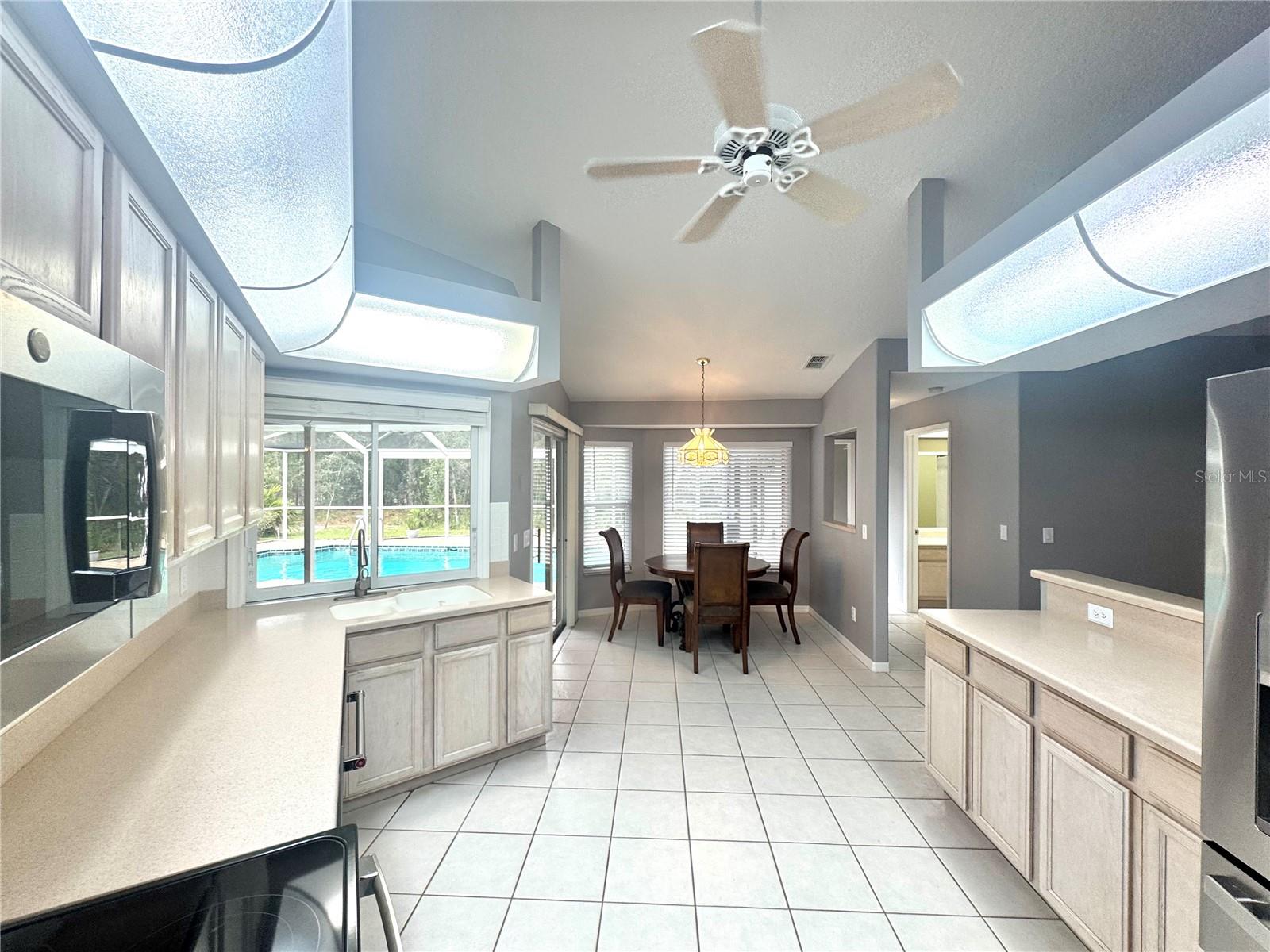 Listing photo id 18 for 10 Euphorbia Court