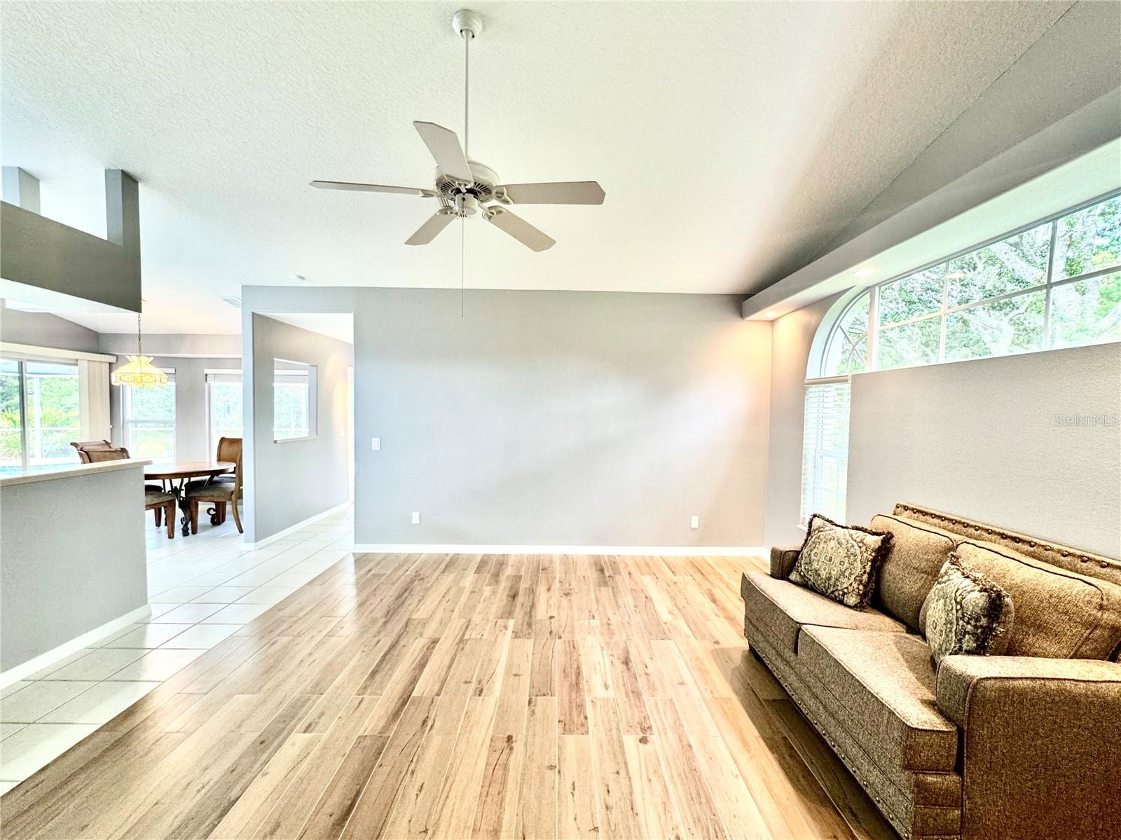 Listing photo id 26 for 10 Euphorbia Court