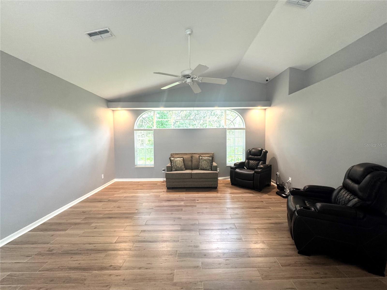 Listing photo id 27 for 10 Euphorbia Court