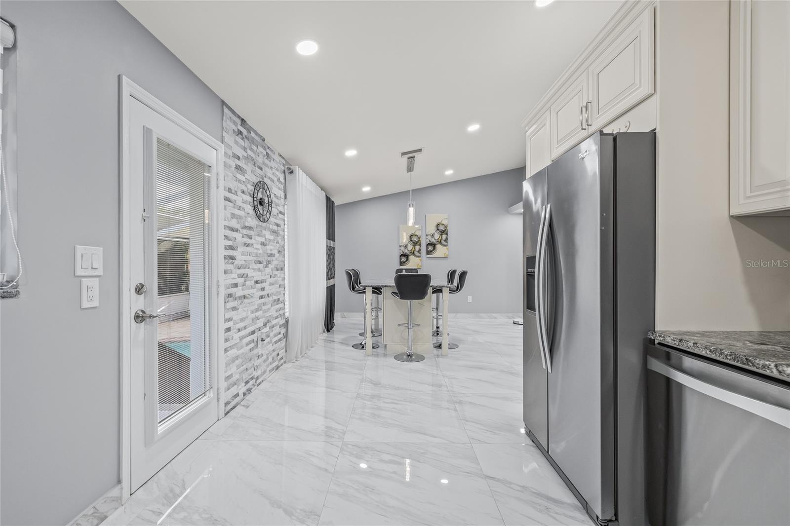 Image 18 of 49 For 417 Manor Boulevard