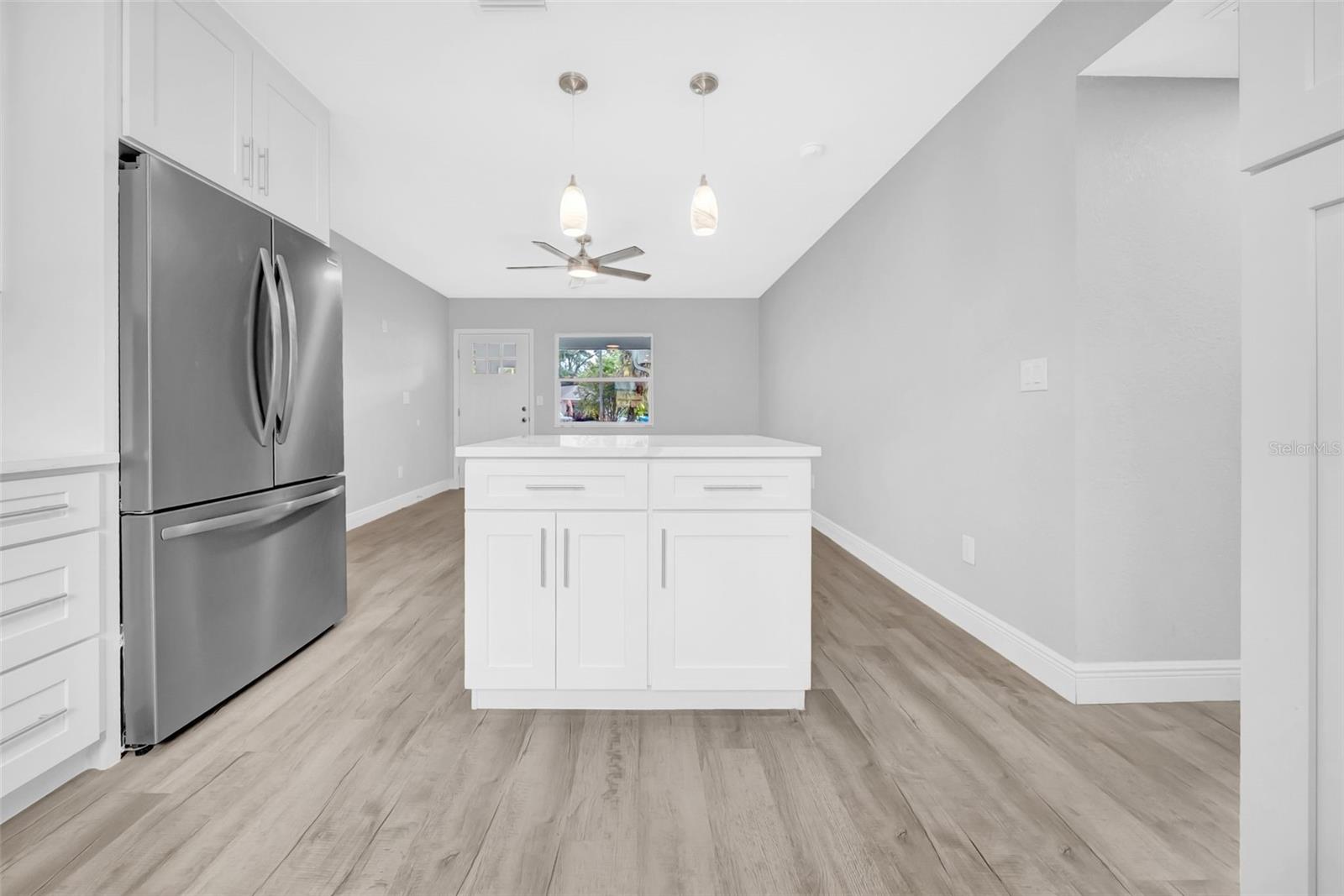 Listing photo id 10 for 701 2nd Street Se