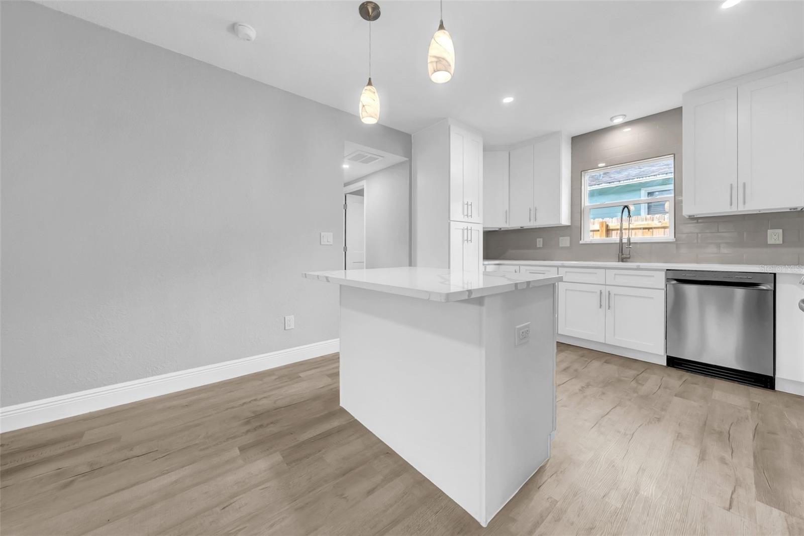 Listing photo id 11 for 701 2nd Street Se