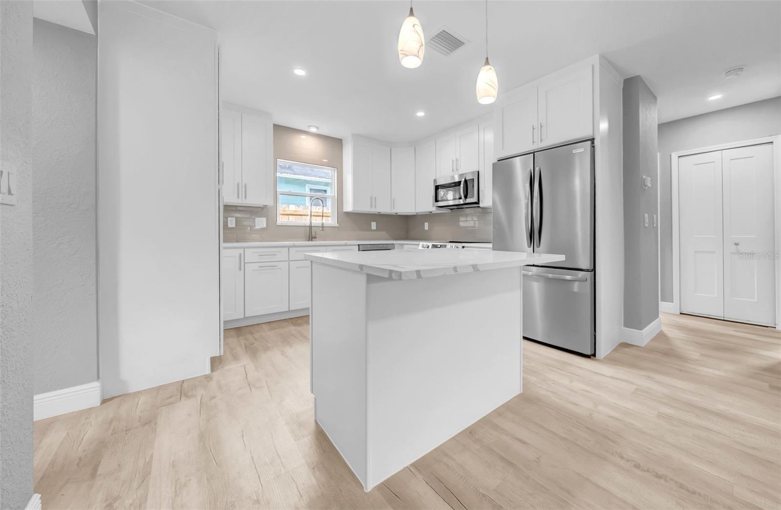 Listing photo id 15 for 701 2nd Street Se