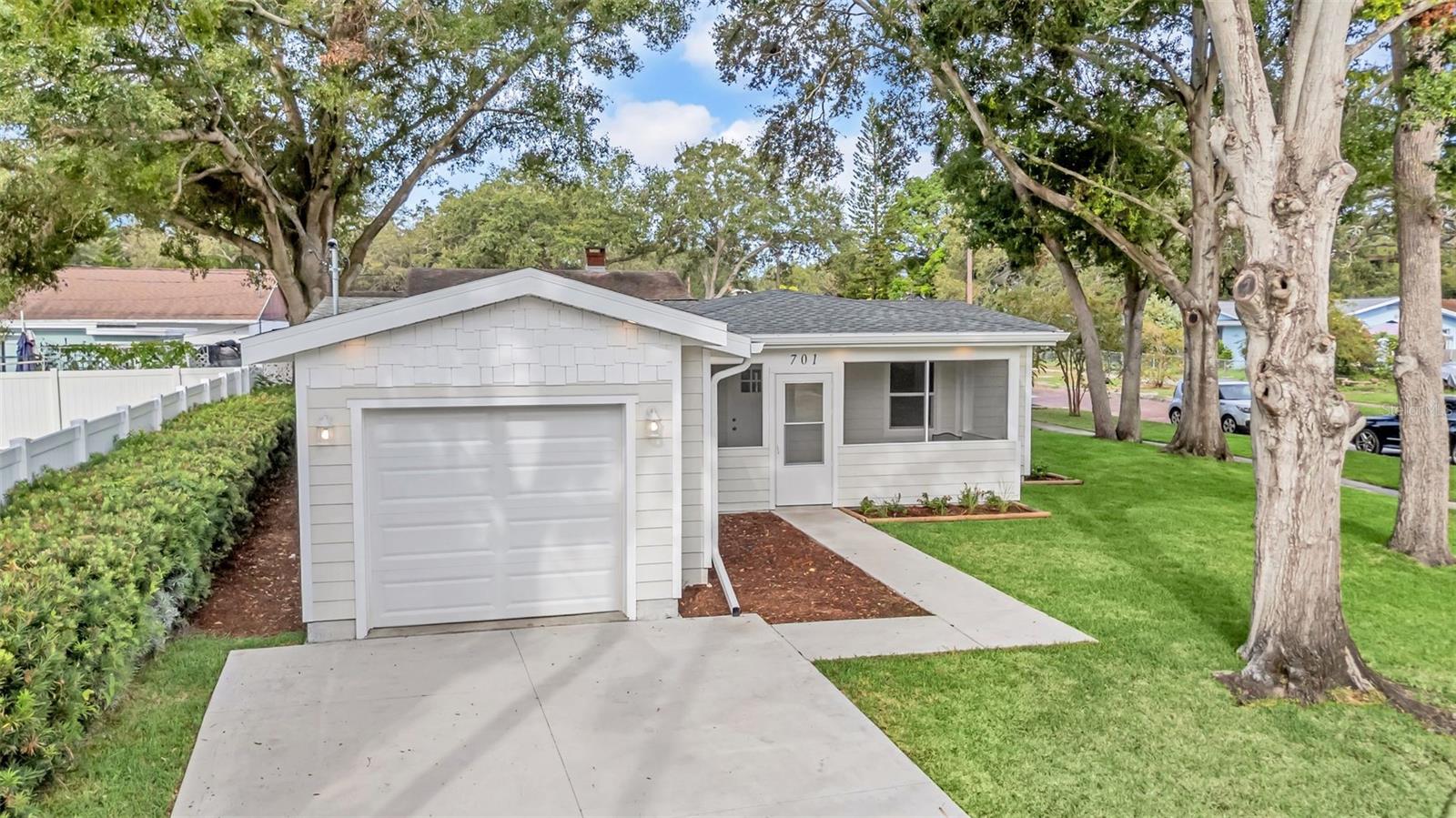 Listing photo id 0 for 701 2nd Street Se