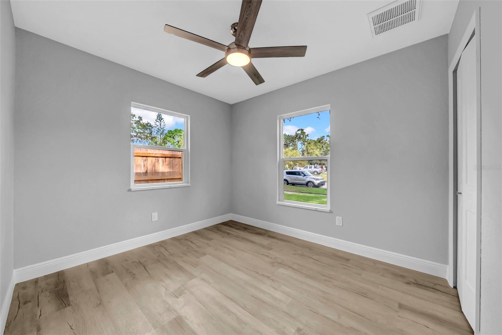 Listing photo id 18 for 701 2nd Street Se