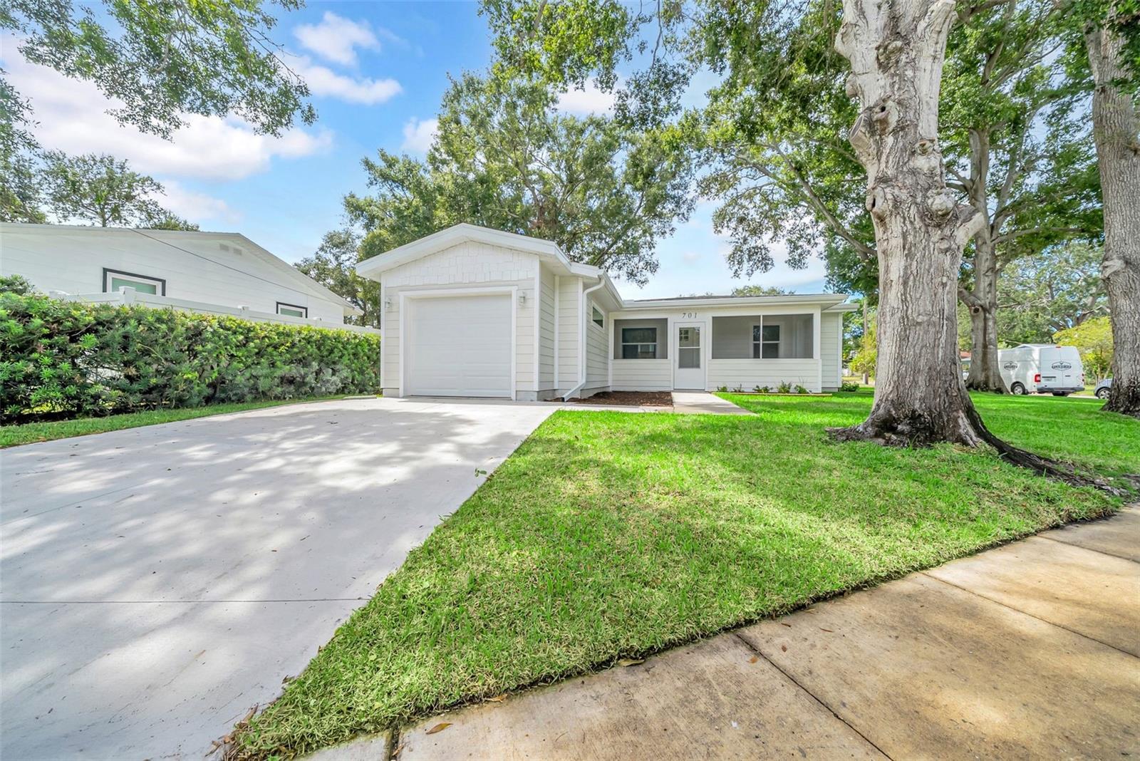 Listing photo id 1 for 701 2nd Street Se