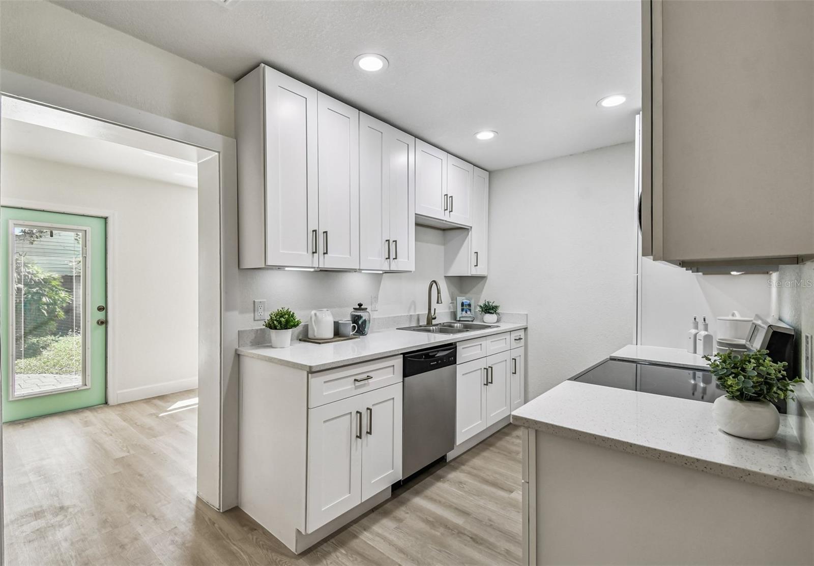 Listing photo id 9 for 4726 Knights Avenue