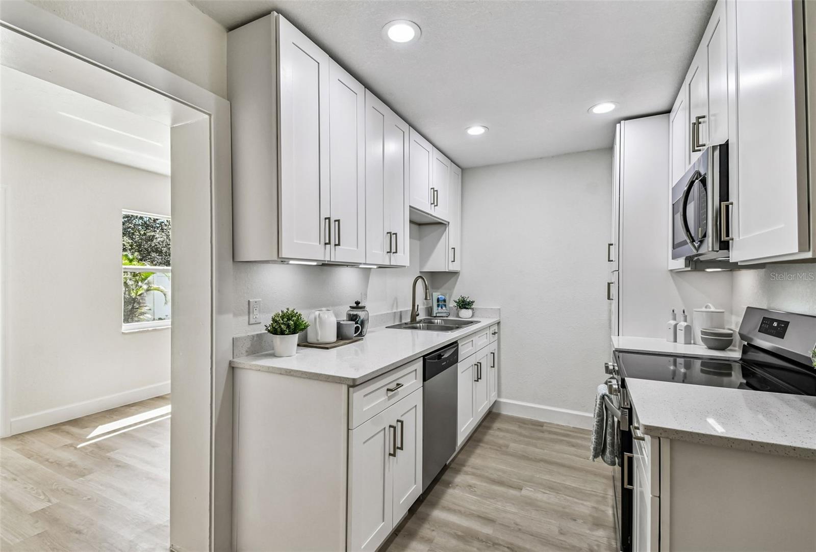 Listing photo id 10 for 4726 Knights Avenue