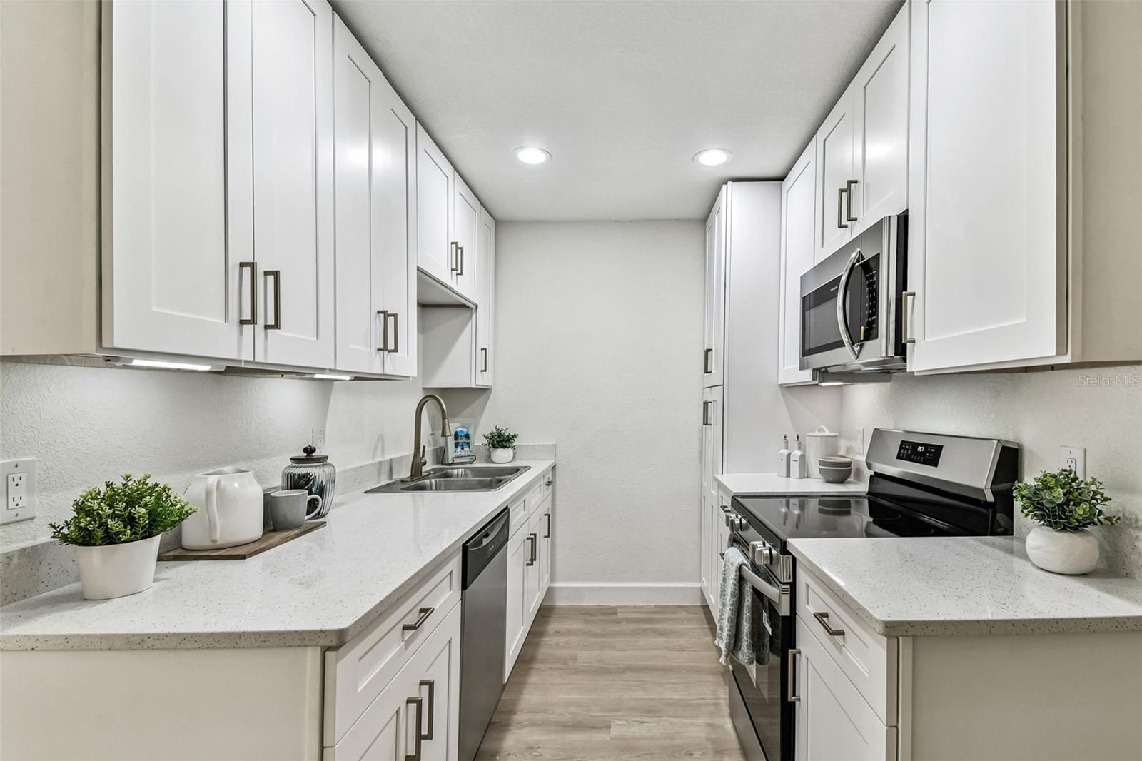 Listing photo id 11 for 4726 Knights Avenue