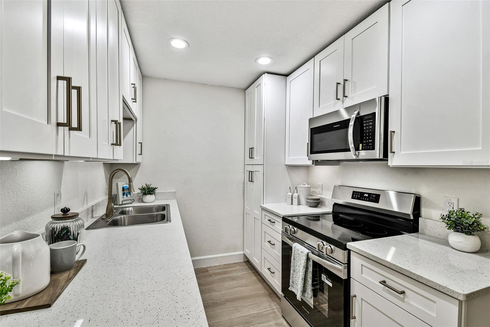 Listing photo id 13 for 4726 Knights Avenue