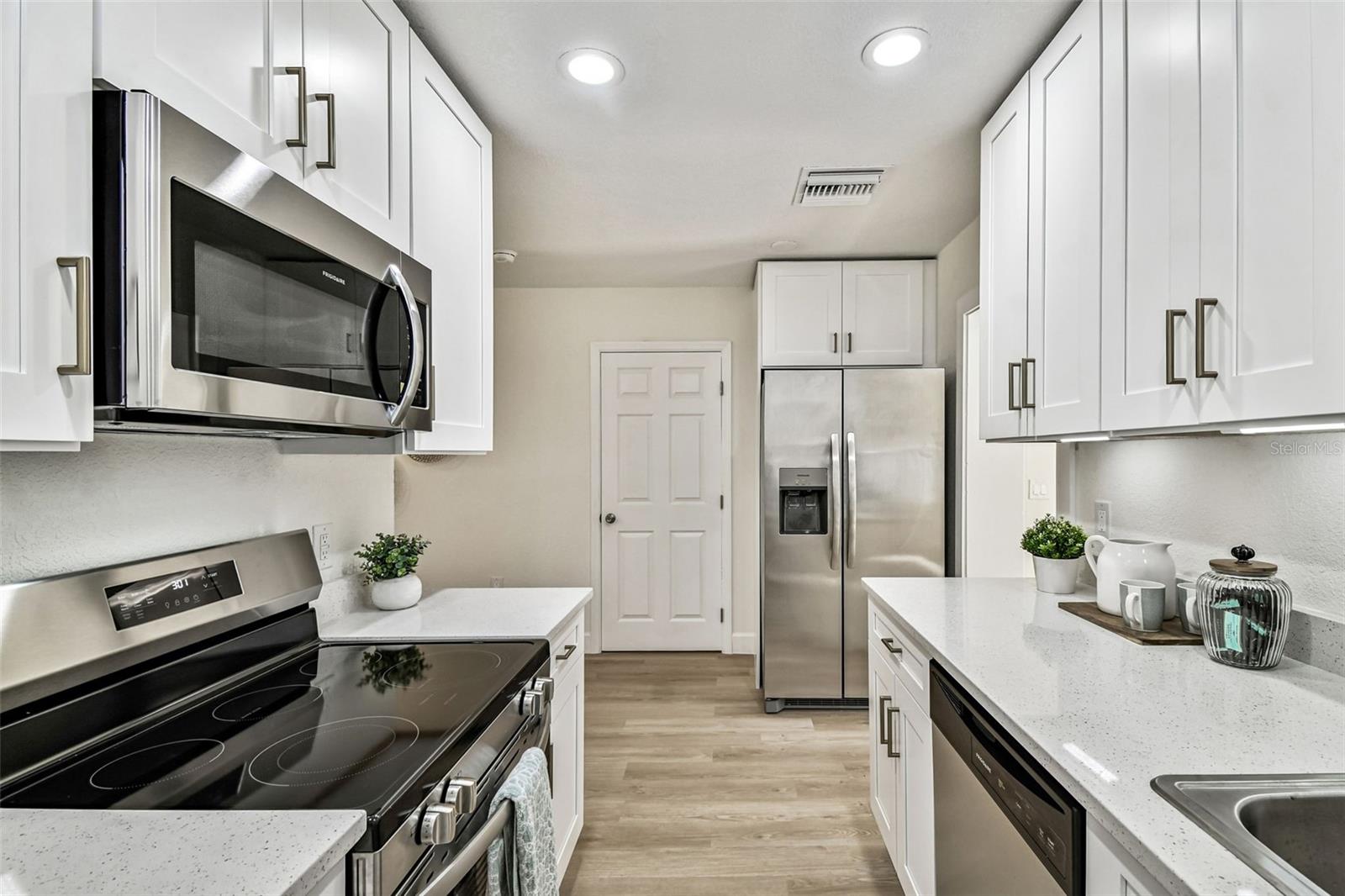 Listing photo id 14 for 4726 Knights Avenue