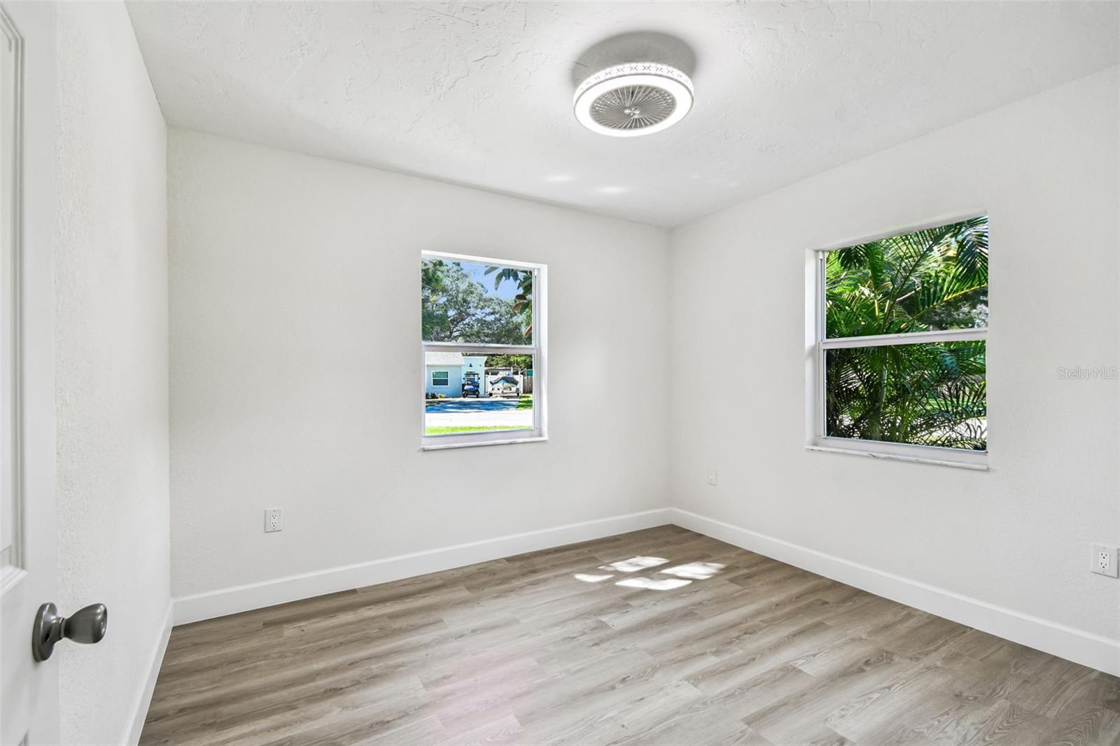 Listing photo id 34 for 4726 Knights Avenue