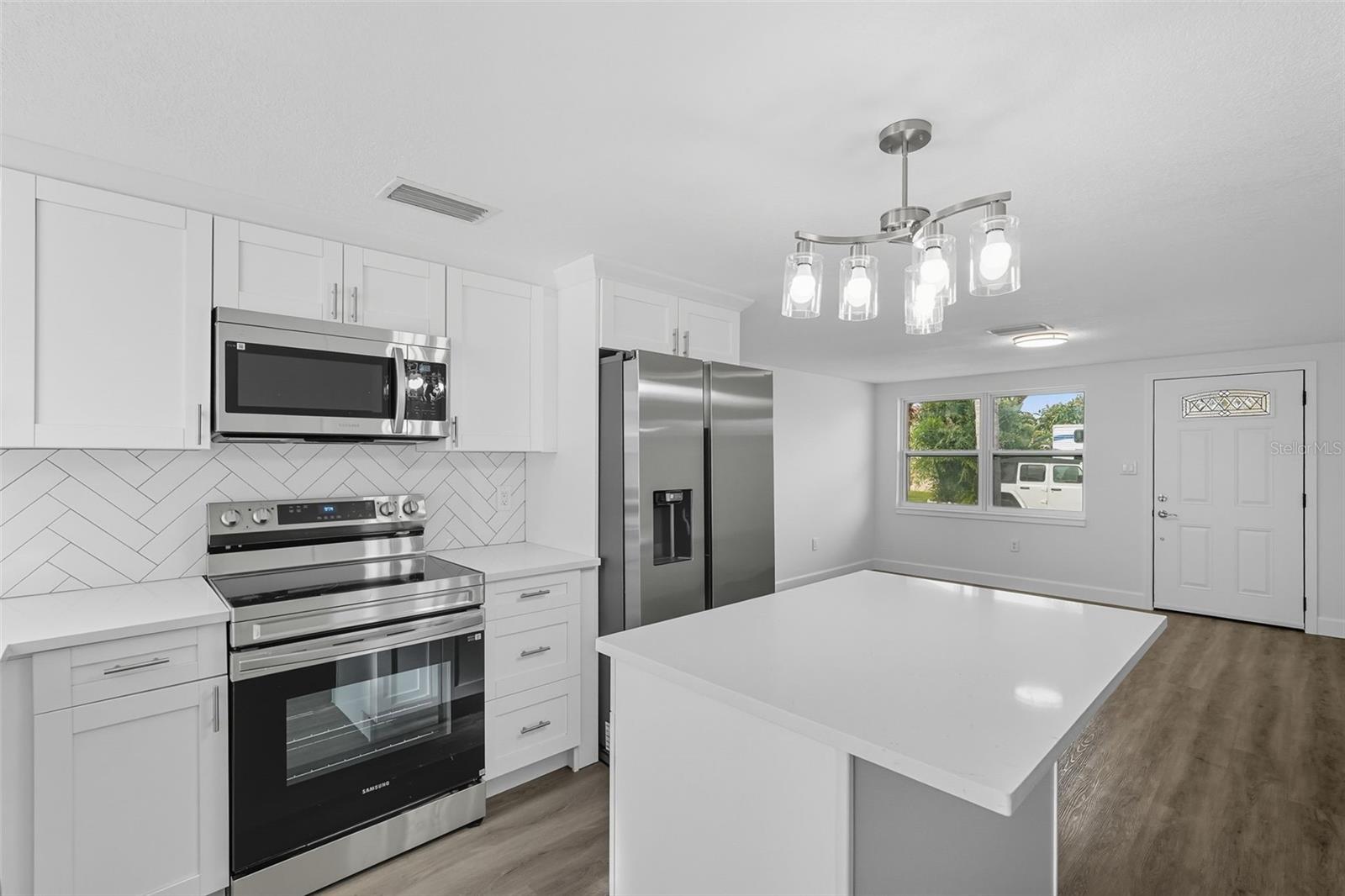 Listing photo id 11 for 13818 Malcolm Avenue