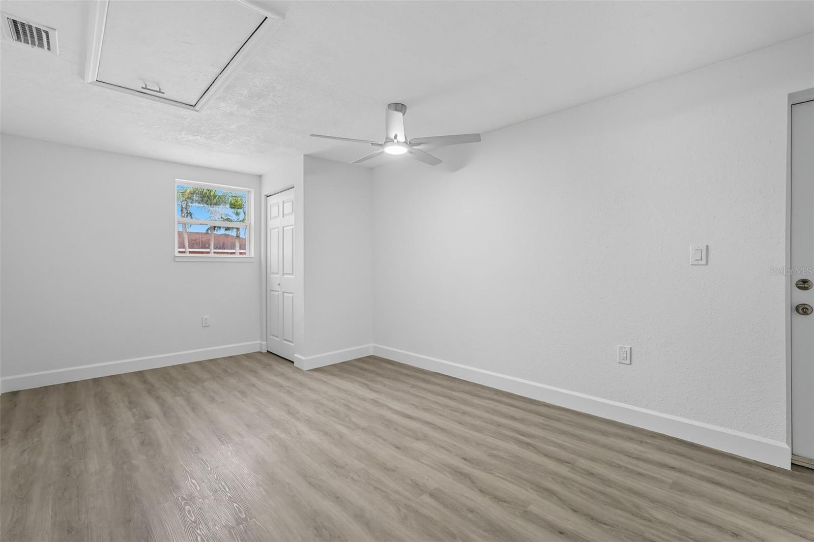 Listing photo id 14 for 13818 Malcolm Avenue