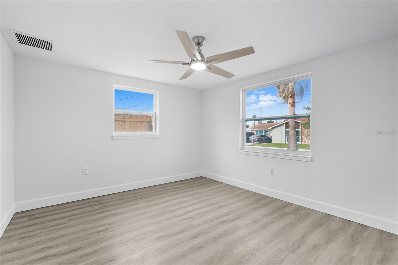 Listing photo id 19 for 13818 Malcolm Avenue