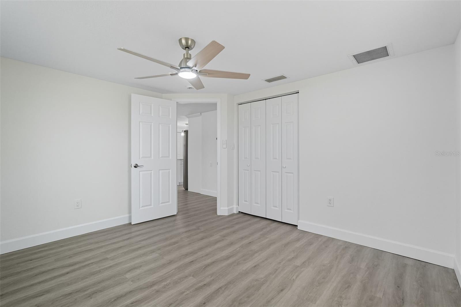 Listing photo id 20 for 13818 Malcolm Avenue