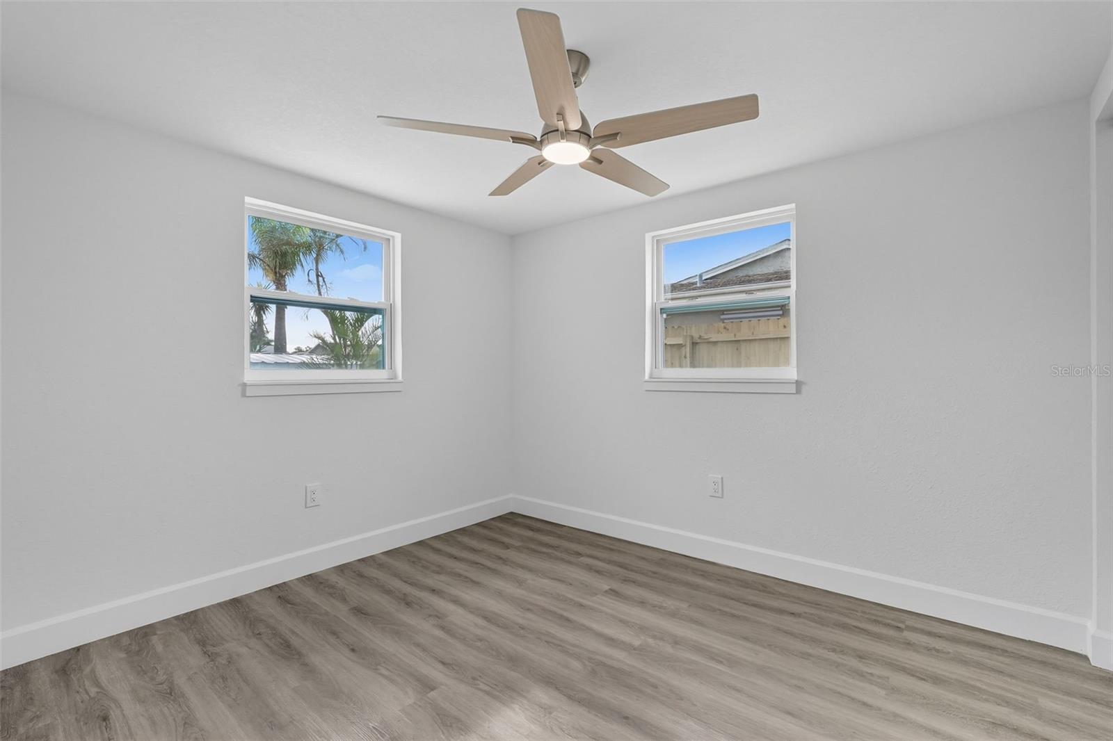 Listing photo id 21 for 13818 Malcolm Avenue