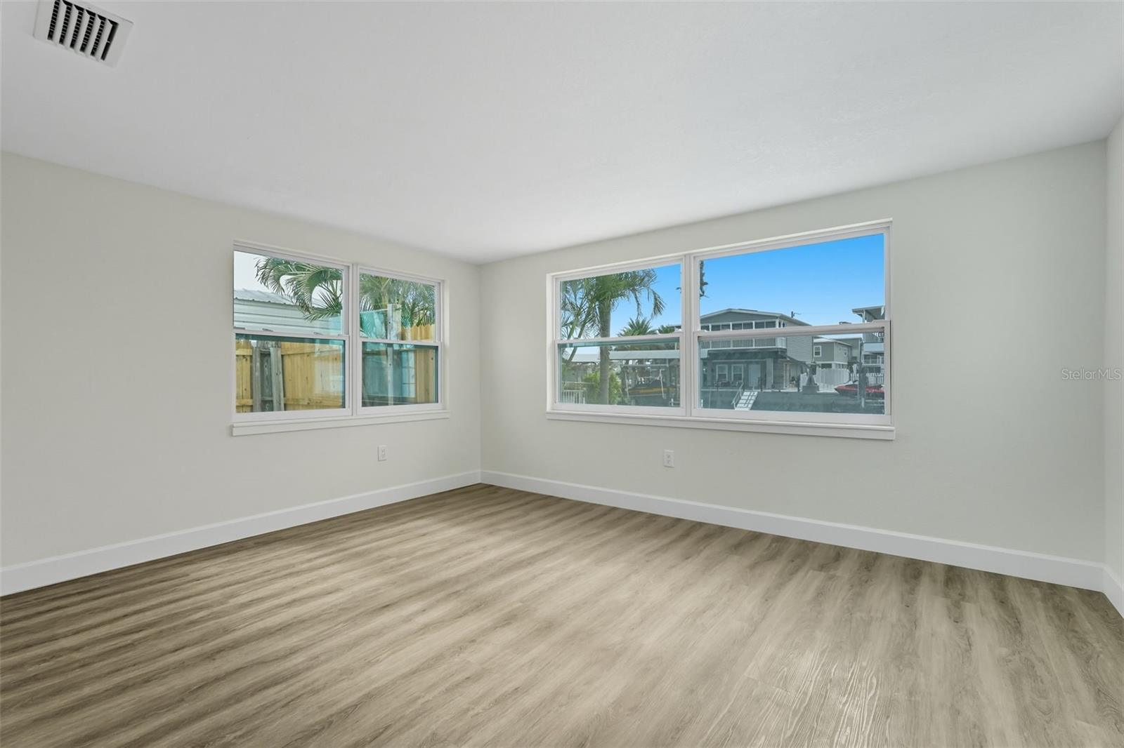 Listing photo id 24 for 13818 Malcolm Avenue