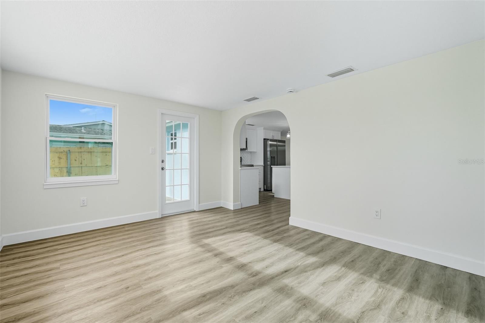 Listing photo id 25 for 13818 Malcolm Avenue