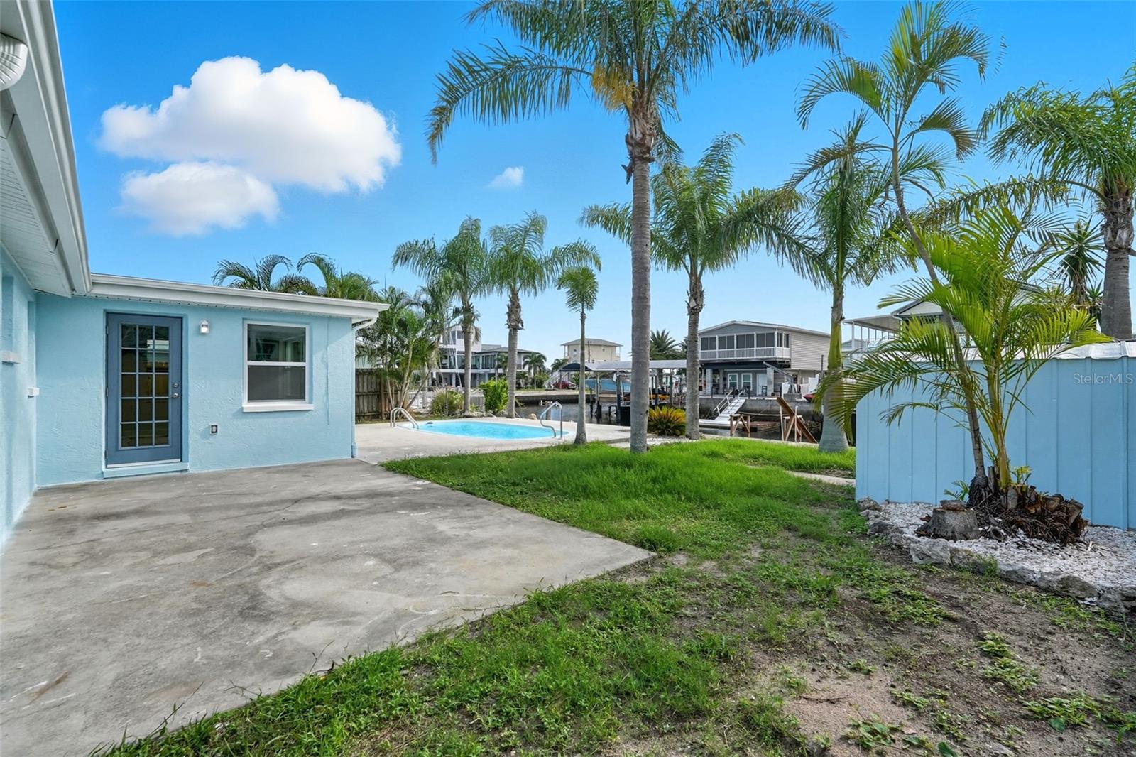 Listing photo id 5 for 13818 Malcolm Avenue