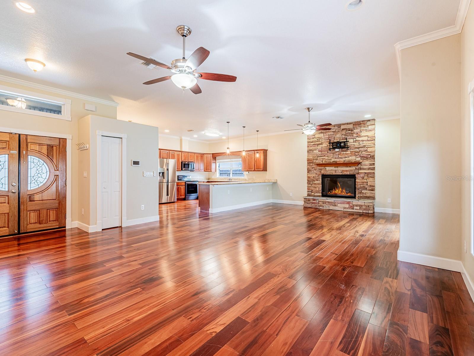 Image 11 of 44 For 15617 Gardenside Lane