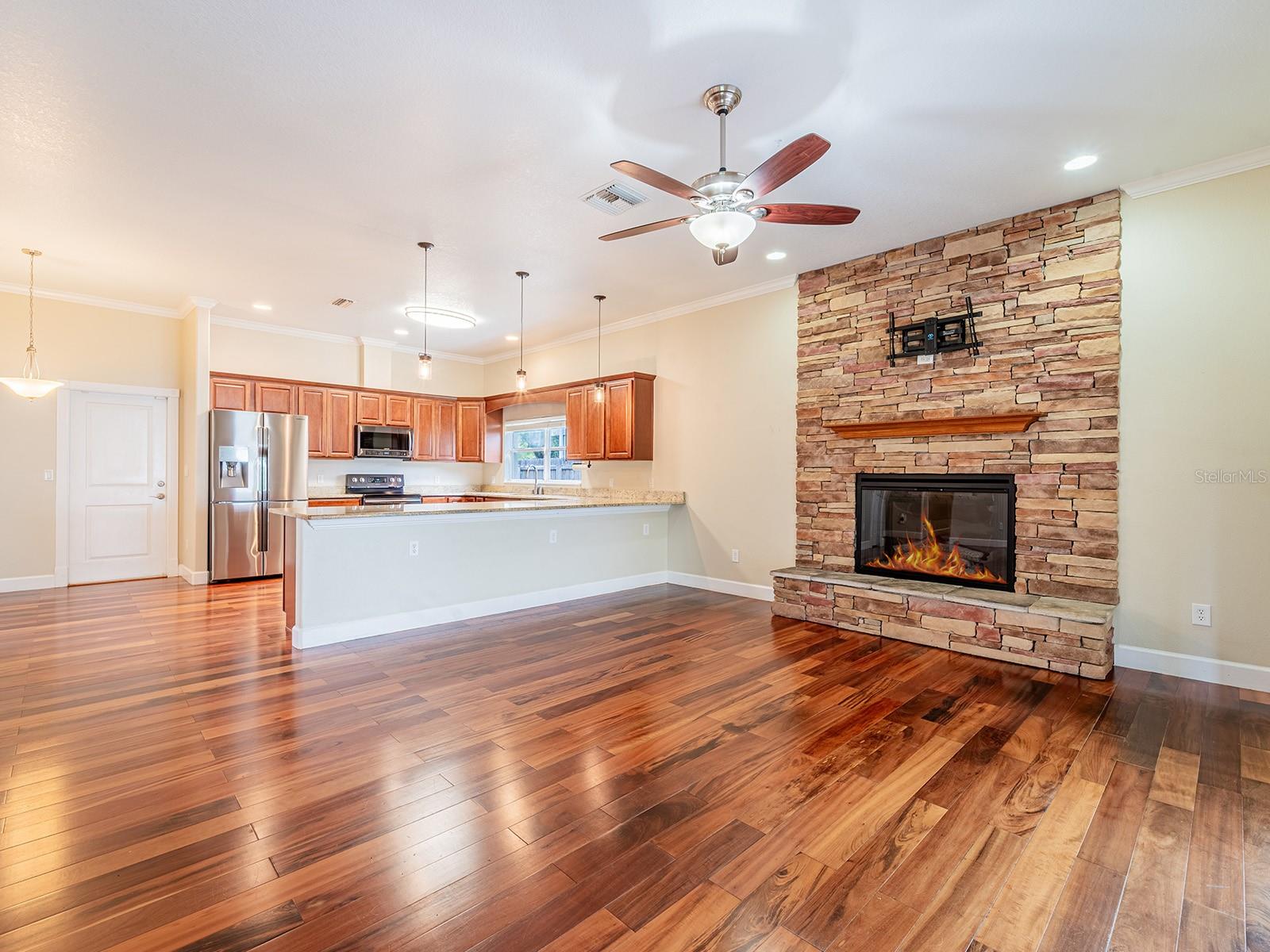 Image 14 of 44 For 15617 Gardenside Lane