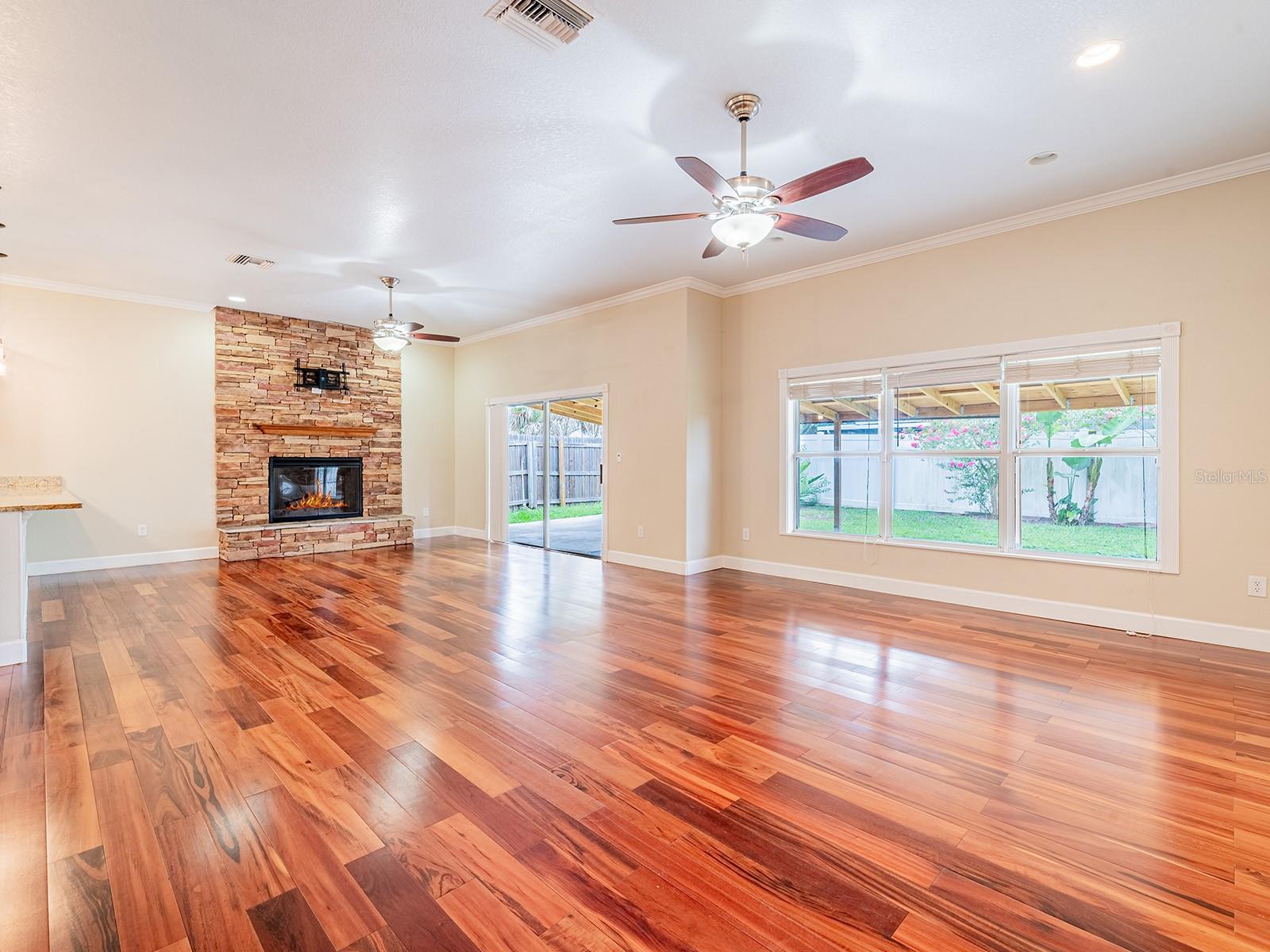 Image 17 of 44 For 15617 Gardenside Lane