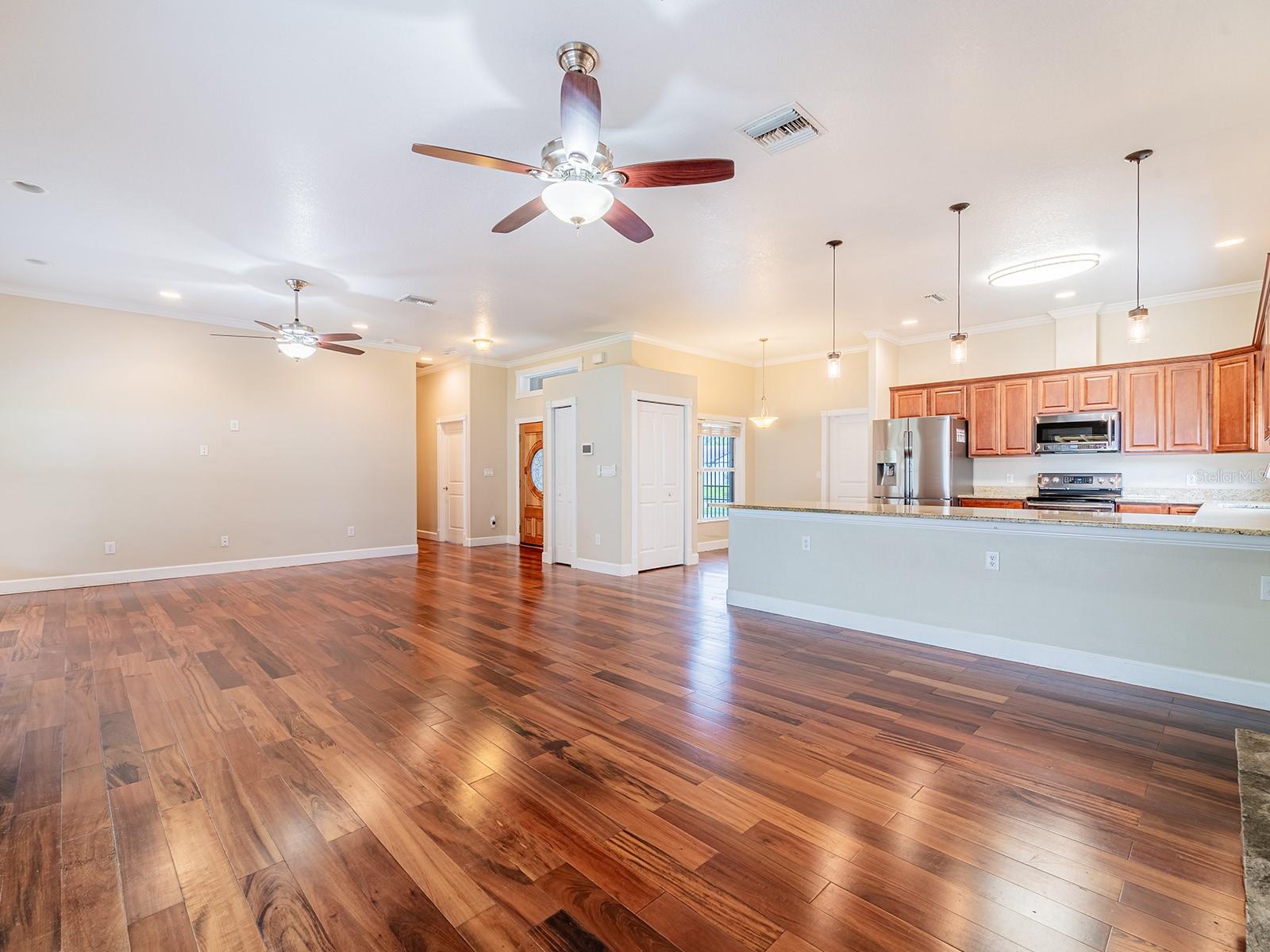 Image 19 of 44 For 15617 Gardenside Lane