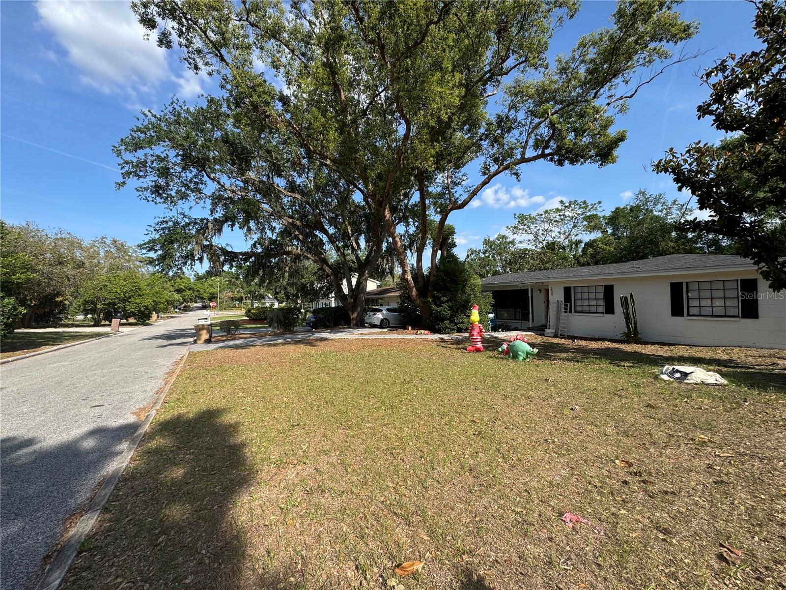 Image 4 of 36 For 309 Deer Park Avenue