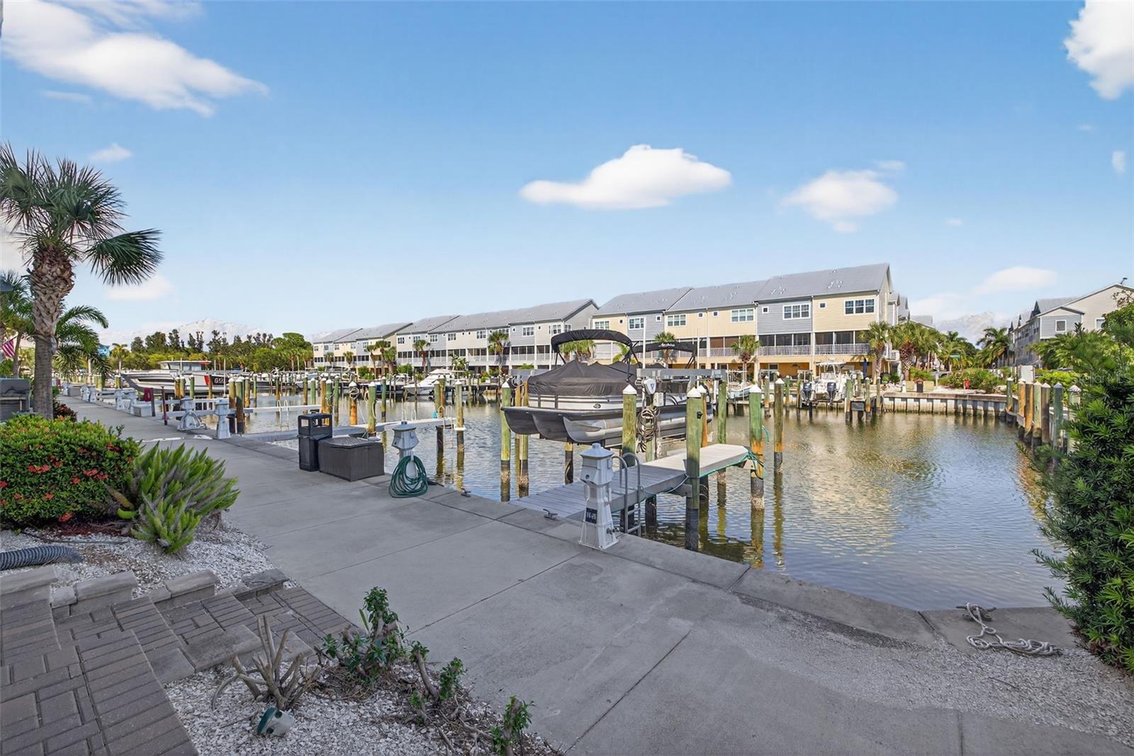 Image 31 of 46 For 6080 Moorings Drive S