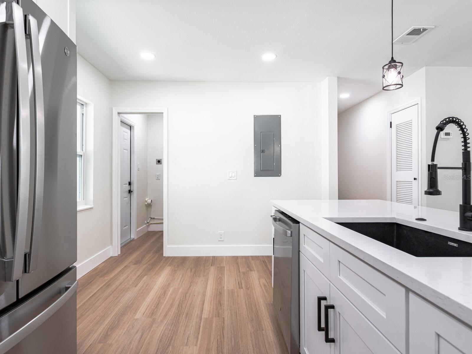 Image 19 of 41 For 2724 Henry Avenue
