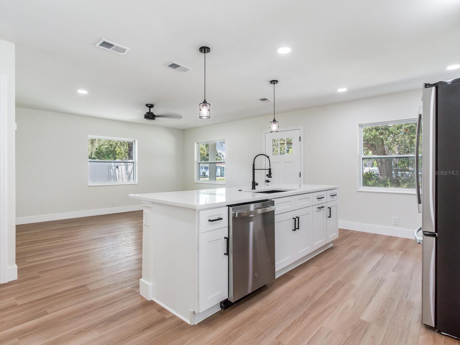 Image 22 of 41 For 2724 Henry Avenue