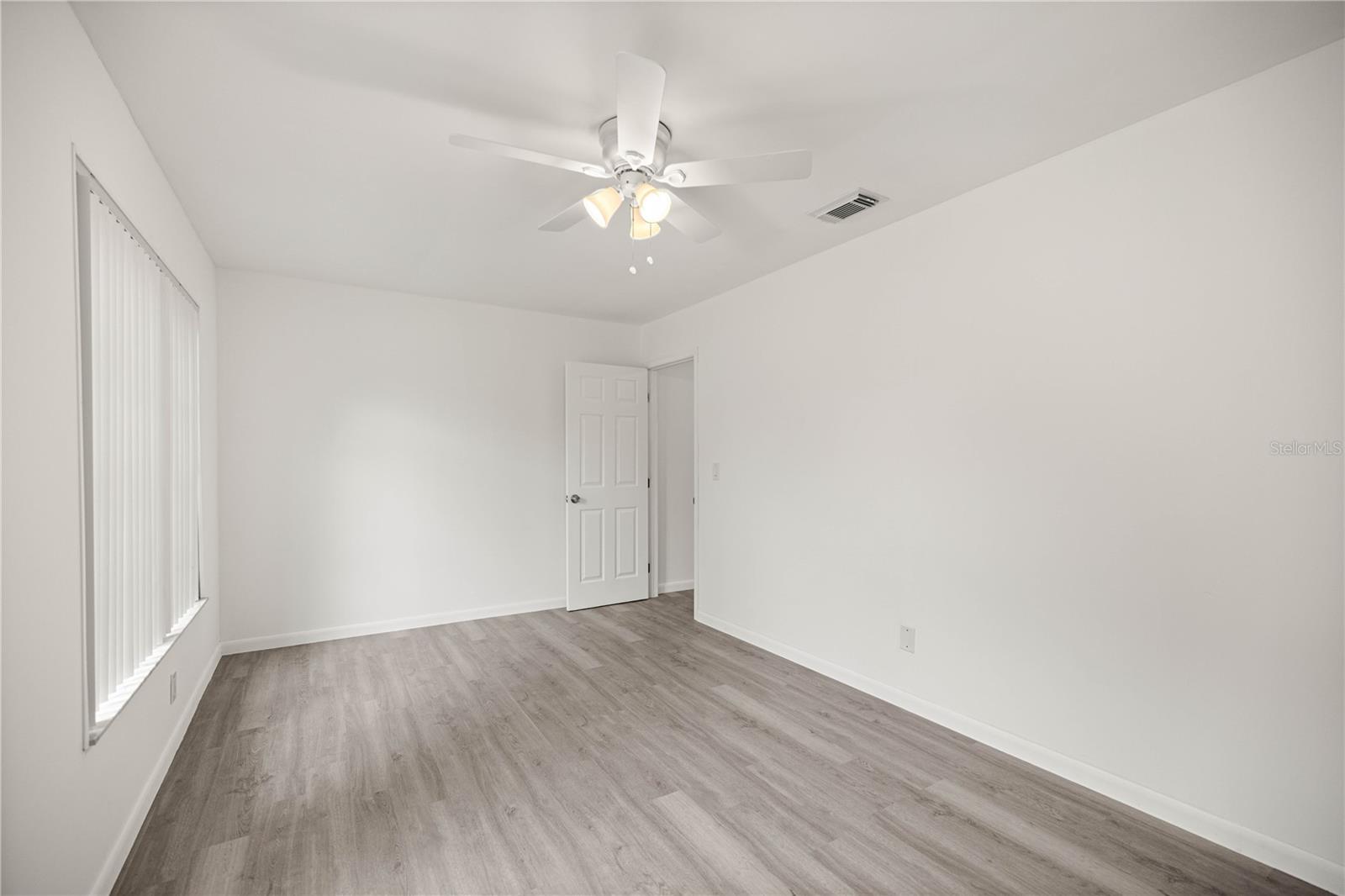 Listing photo id 8 for 323 & 325 Lochview Terrace